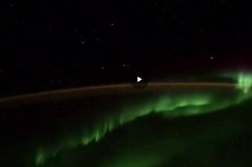 俄罗斯宇航员在国际空间站拍摄南极极光时拍到5个不明飞行物飞过