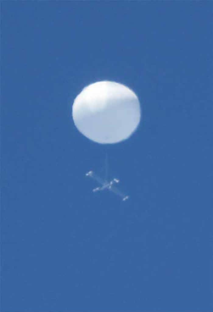 日本仙台市上空出现白色球体不明飞行物 下方悬挂着十字架物体
