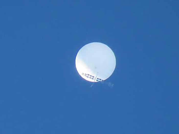 日本仙台市上空出现白色球体不明飞行物 下方悬挂着十字架物体