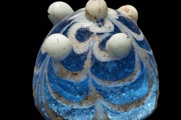 英国英格兰东北部林迪斯法尔海岸出土细小玻璃制品 疑为1200年前维京人棋子