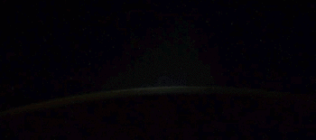 国际空间站俄罗斯宇航员在拍摄极光时意外发现不明飞行物UFO