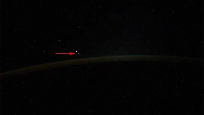 国际空间站宇航员：拍到飞行在地球上方的“不明飞行物”是卫星