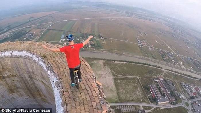 罗马尼亚男子玩命 在252米高烟囱顶踩单轮车