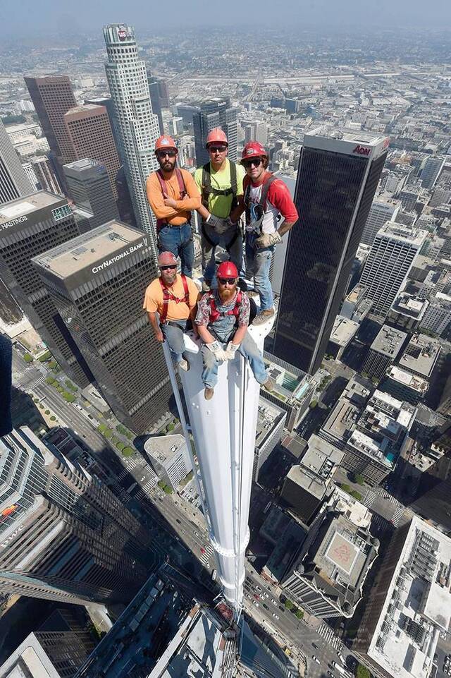 看得让人腿软：美国4名建筑工人完工后在高达1099英尺威尔夏摩天大楼顶端合照