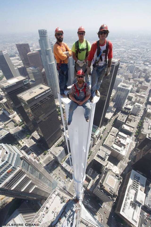 看得让人腿软：美国4名建筑工人完工后在高达1099英尺威尔夏摩天大楼顶端合照