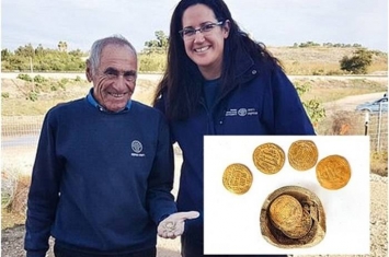 曾为制陶工业区 以色列中部城市亚夫内遗址出土1200年前金币