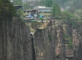 世界最危险的村庄，坐落于1700米的悬崖边