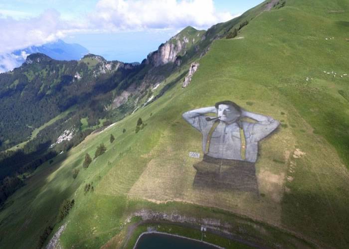 法国艺术家Guillaume Legros在瑞士山丘绘制全球最大草地绘画