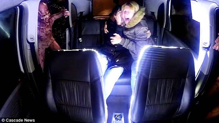 巴西电视台用逼真UFO和外星人恶搞节目 一道光束后司机消失吓坏乘客