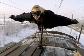 俄罗斯大胆蝙蝠女模仿蝙蝠侠列车车顶玩命滑翔