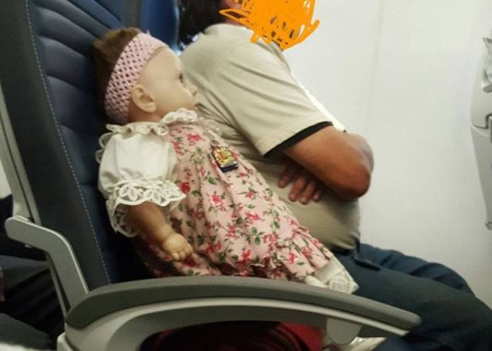 “恐怖”：美国女作家从纽约飞往俄亥俄州期间先后两程航班旁边都坐着同一个洋娃娃