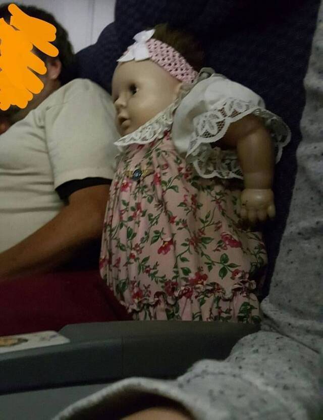 “恐怖”：美国女作家从纽约飞往俄亥俄州期间先后两程航班旁边都坐着同一个洋娃娃