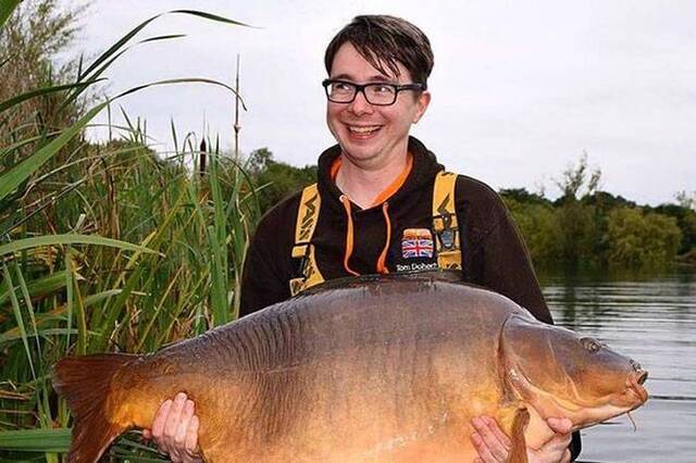 英国男子钓起32公斤破纪录大鲤鱼 却收到死亡威胁