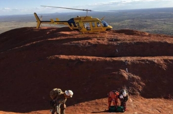 澳洲3名男子无视禁攀劝喻 攀爬乌鲁鲁石被困11小时
