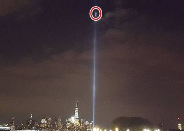 美国纽约世贸中心911遗址显神迹 纪念光柱现耶稣？