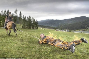 奥地利男子胆生毛玩火自焚 连破两吉尼斯世界纪录