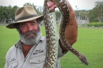 澳州鳄鱼专家老猫烧须 喂饲鳄鱼惨被咬伤