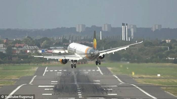 空中客车A321客机降落英国伯明翰机场遇到猛烈侧风惊险降落