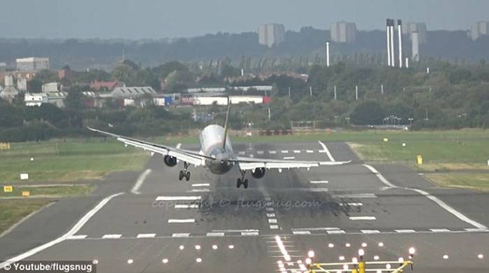 空中客车A321客机降落英国伯明翰机场遇到猛烈侧风惊险降落