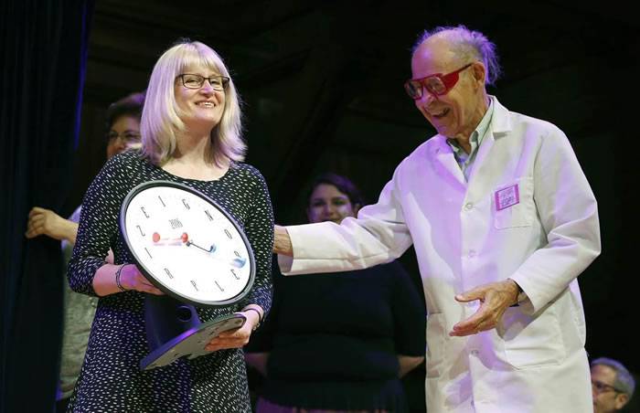 第26届“搞笑诺贝尔奖”颁奖仪式在美国哈佛大学举行 设计老鼠裤子者获奖