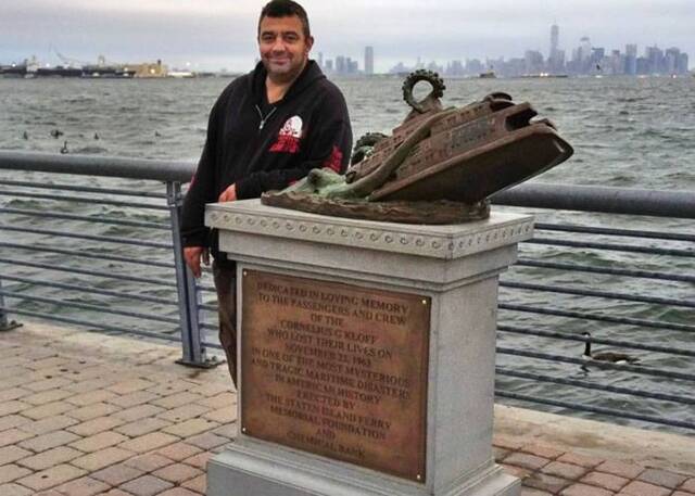 美国纽约巴特里公园铜制纪念碑纪念53年前载有400人渡轮被八爪鱼袭击的恐怖事件？