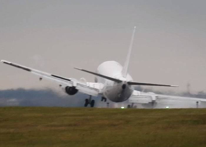 捷克首都哈韦尔机场惊险片段：Air Horizont波音737客机在侧风中降落险酿意外