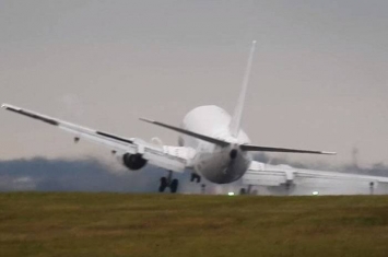 捷克首都哈韦尔机场惊险片段：Air Horizont波音737客机在侧风中降落险酿意外
