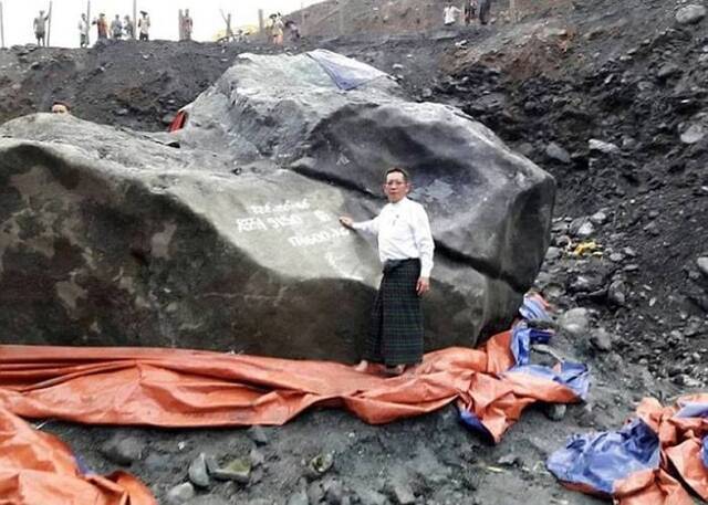 缅甸克钦省偏远矿山挖出巨大翡翠原石