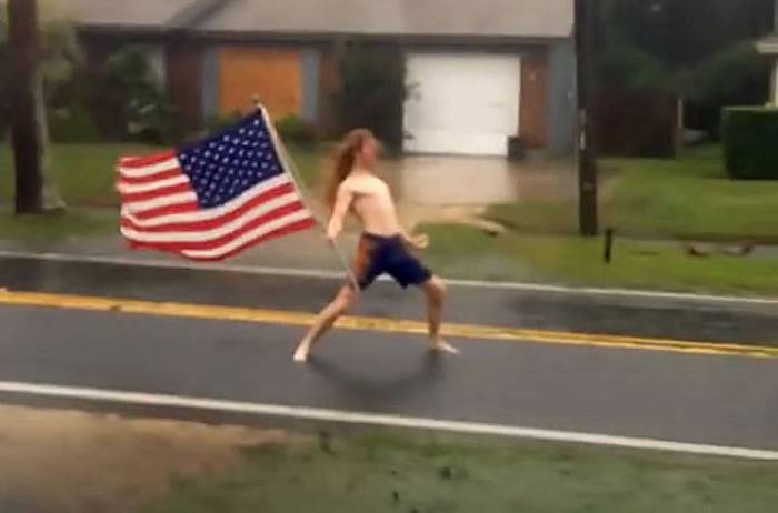 飓风“马修”肆虐 美国佛罗里达州男子挥国旗揈水发