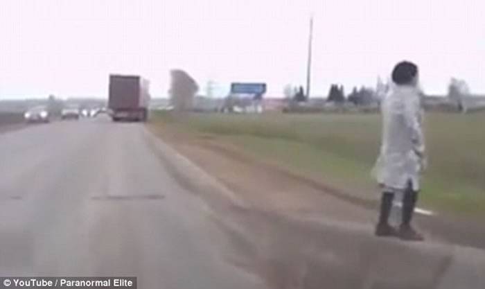 俄罗斯公路货车突然紧急回避 妇人路中奇怪现身
