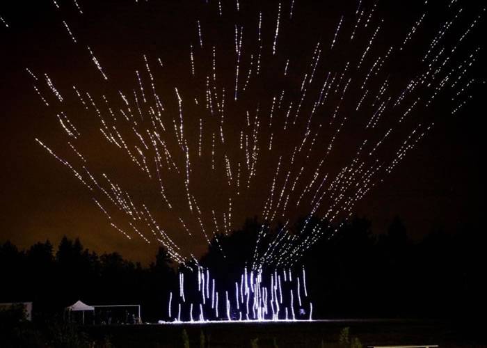 美国晶片制造商在德国将500架装有LED灯的无人机升到高空刷新世界纪录