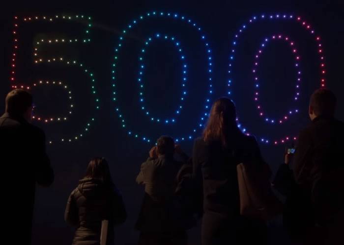 美国晶片制造商在德国将500架装有LED灯的无人机升到高空刷新世界纪录