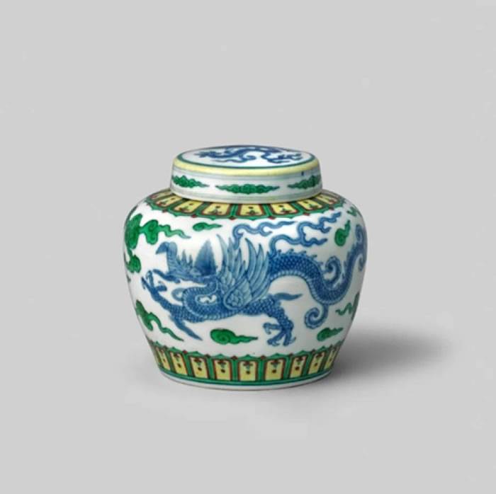 英国家庭清理地下室物件时发现价值20万英镑的中国清代雍正瓷罐