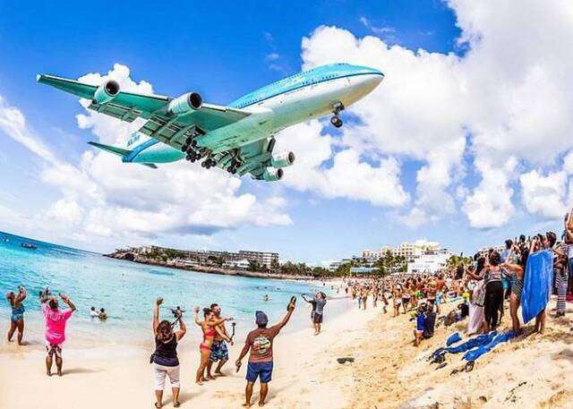 加勒比海荷属玛侯海滩游客送别朱丽安那公主国际机场最后一班“空中女王”