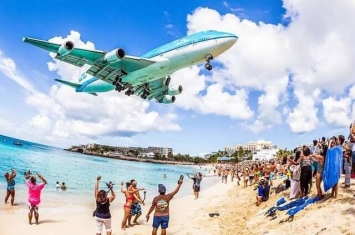 加勒比海荷属玛侯海滩游客送别朱丽安那公主国际机场最后一班“空中女王”