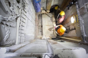 耶路撒冷的圣墓教堂修复 相传是放置耶稣圣体的石块经过一世纪再次面世