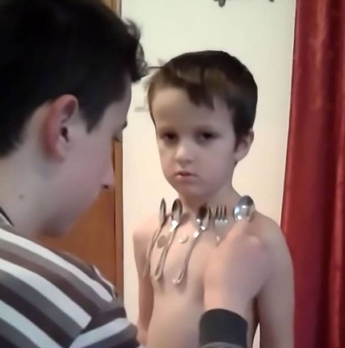 波斯尼亚惊现“磁力王” 5岁男童身体能吸餐具硬币