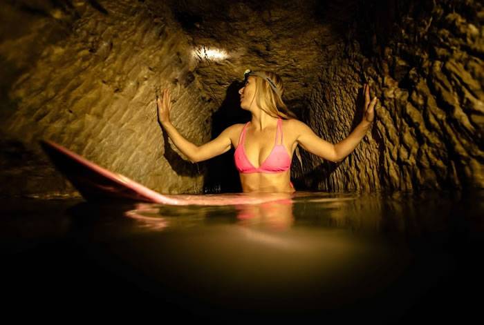 美国夏威夷女子Alison Teal到法国巴黎世界最大坟墓地下墓穴Catacombs中畅泳