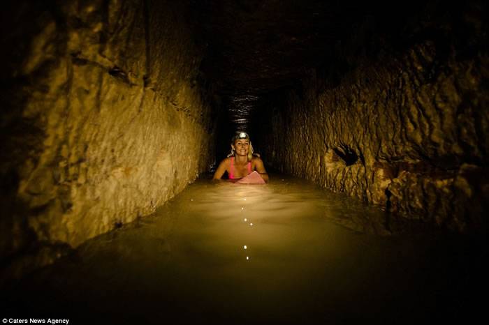 美国夏威夷女子Alison Teal到法国巴黎世界最大坟墓地下墓穴Catacombs中畅泳