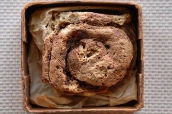 英国赫里福德郡84岁婆婆发现百年面包 原来与亲人有关