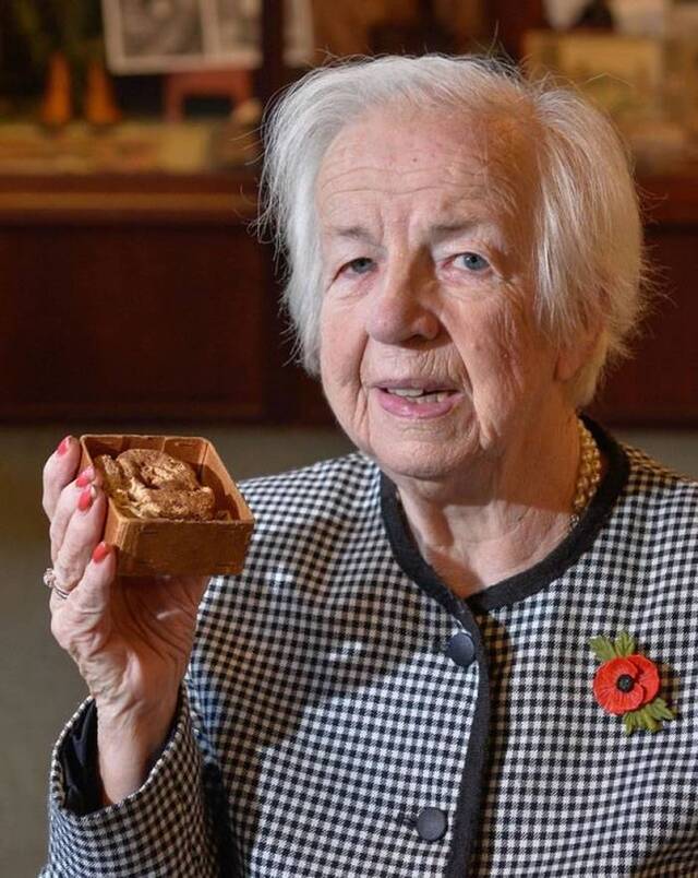 英国赫里福德郡84岁婆婆发现百年面包 原来与亲人有关