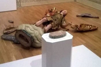 巴西游客自拍惹祸 毁葡萄牙博物馆300年历史天使长圣米迦勒雕像