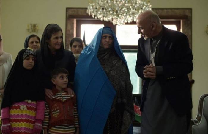 《国家地理》“阿富汗女孩”Sharbat Gula遭巴基斯坦遣返 总统迎接