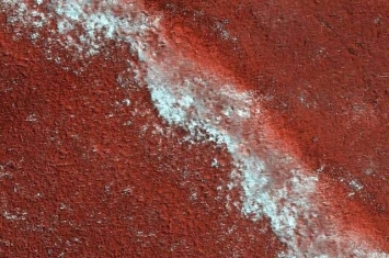 NASA公布火星北极冰盖照片 “蛋糕”形状揭示气候变化