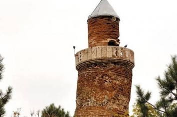 土耳其古塔倾斜6.8度 倾斜度胜过意大利比萨斜塔