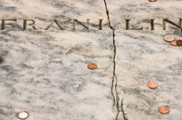 长期被硬币投掷 美国国父富兰克林墓碑现裂痕