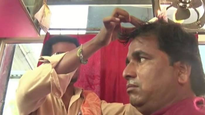 印度理发师Dasharath Kumar独创“火烧头发”技术技惊四座