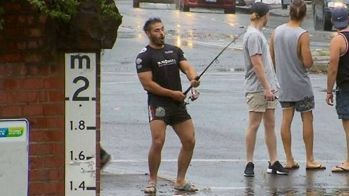 澳洲墨尔本男子在水淹的街道上钓鱼一战成名 笑言要角逐总理职位