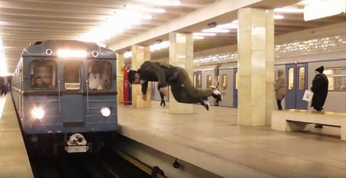 火车准备进站驶近 俄罗斯男子突跃身一跳空中翻转一圈到对面月台