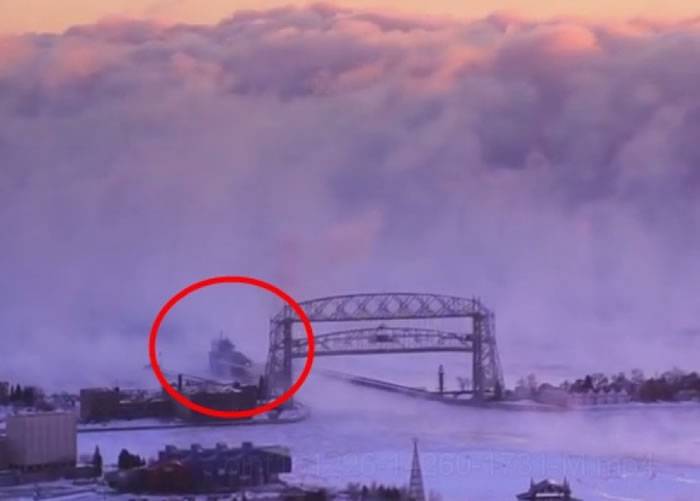 美国天气反常 明尼苏达州港口现云雾“吞噬”油轮